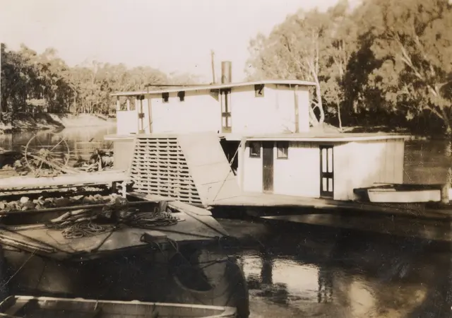 A steamer and barge carting wood on the Murrumbidgee, 1920s